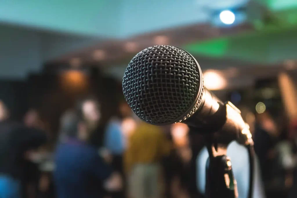 A Microphone in front of a crowd.