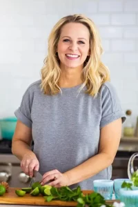 Cookbook author and founder of Tara Teaspoon, Tara Bench chopping food.